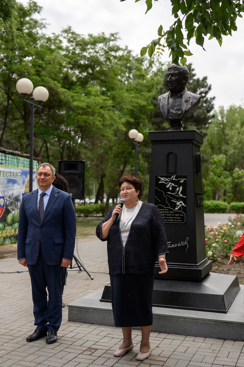 В Астрахани прошла церемония открытия памятника Расула Гамзатова